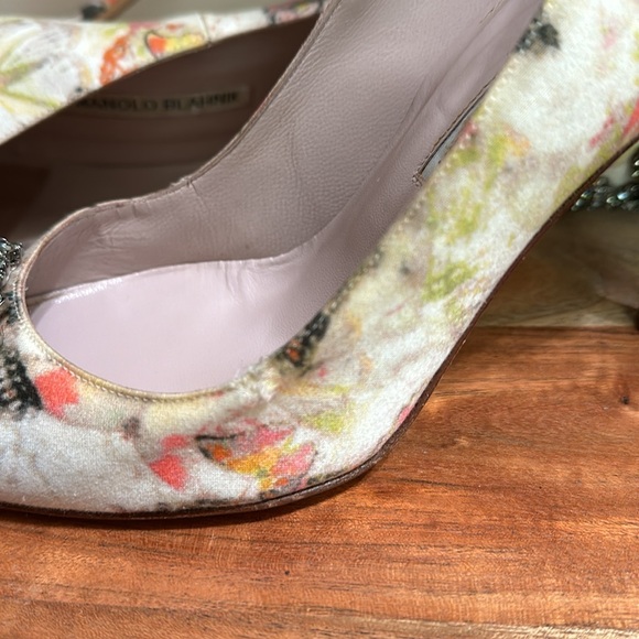 Manolo Blahnik Hangisi with Dustbag. - Picture 5 of 10